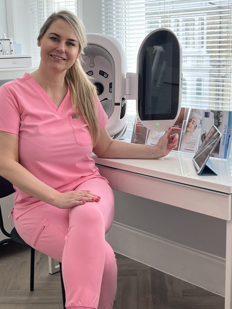 Skin Specialist seating next to digitisation skin analyser in the clinic